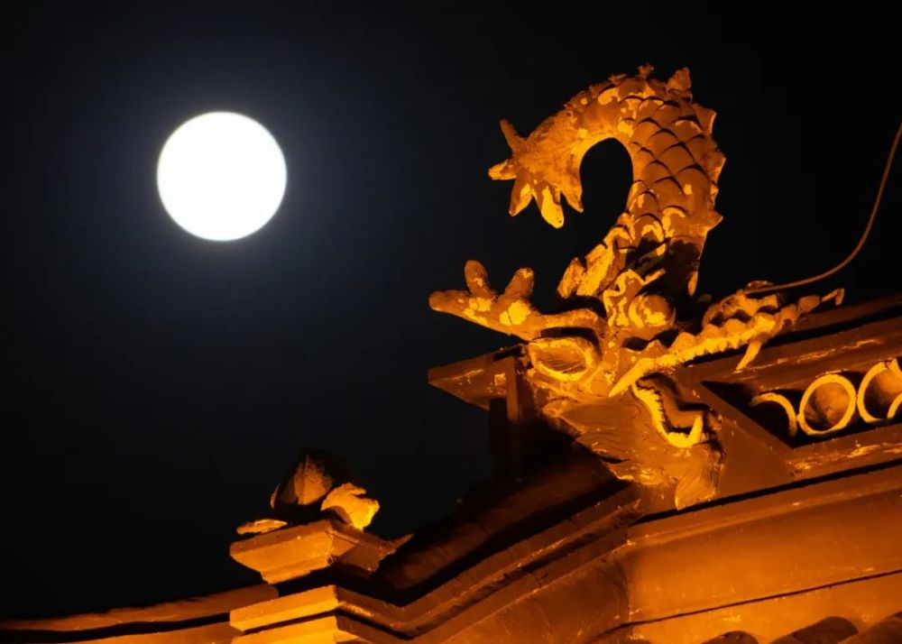 月饼,团圆饭 ▲9月21日,北京永定门城楼和月亮同框