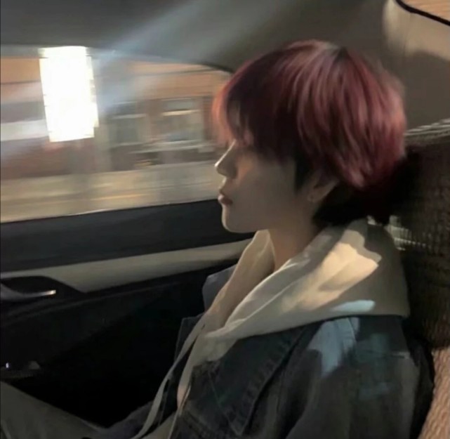 网易云换上的男生头像