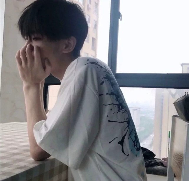 网易云换上的男生头像