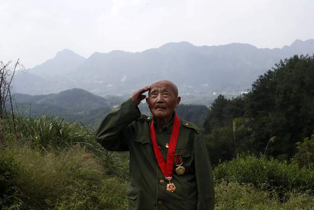 93岁老兵深藏功名,隐居深山务农63年,提到牺牲战友哽咽了