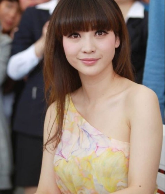 2008年,柳岩收到杂志《男人装》的邀请,拍摄封面.