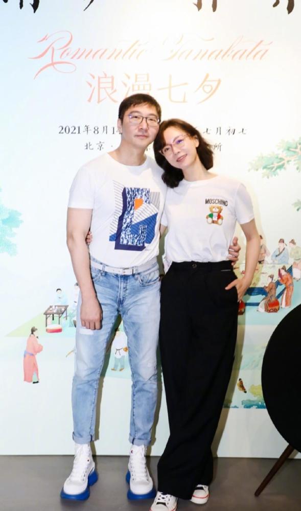陈数晒照庆恋爱13周年轻抚老公继子肩膀一家三口同框超幸福