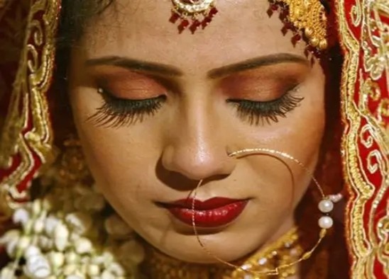 去印度旅游时,在街上碰到戴鼻环的女子,记住不要去和