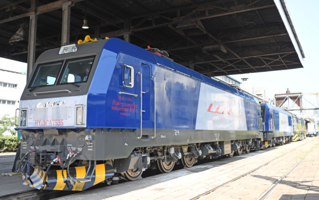 中车大连公司出口老挝首批电力机车发运