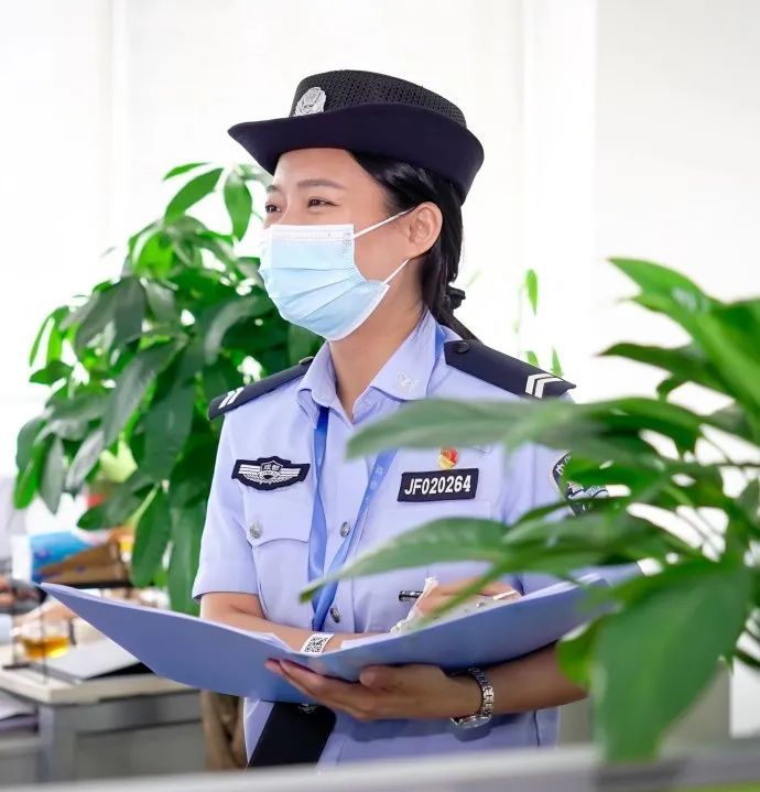 【争当全省"百佳社区辅警】杜丽娜:用奋斗诠释青春的"杜拉拉"