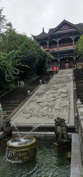 这里有东林阁,东林阁是以古代"璧山八景"中的"东林晓钟"命名的.