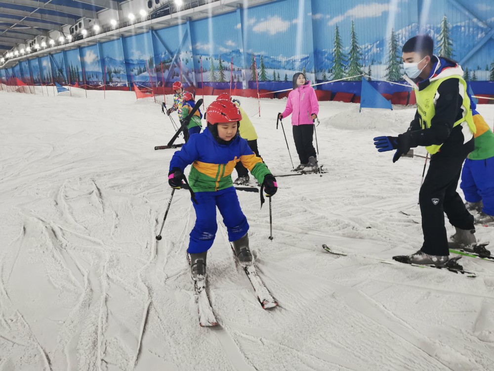 年京津冀冰雪运动休闲体验季石家庄站活动,在西部长青室内滑雪馆举行