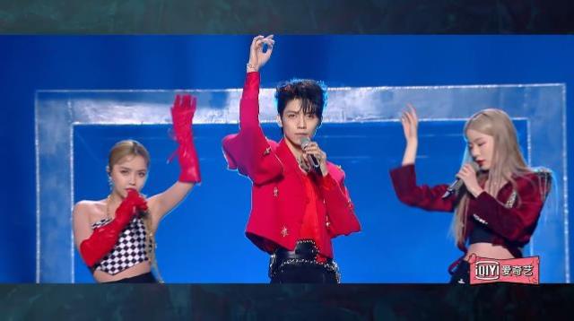 开场表演由主理人韩红和刘炫廷,法老,李桥舟带来开场表演《hero》.