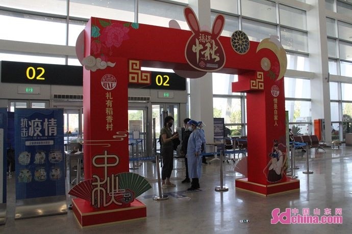 的中国红材料搭建中秋拱门,并在中秋节当天为旅客送上祝福和600份月饼