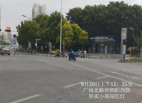 创城红灯记直击广场路和朝阳路交叉口交通秩序