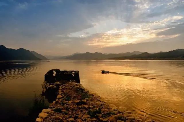 塞外蟠龙湖旅游风景区(潘家口水库)位于承德市宽城满族自治县西部.
