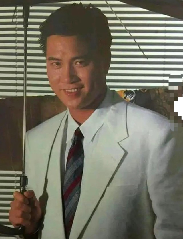 影帝万梓良在窗边开唱!因想念母亲止不住哽咽,独居生活显落寞