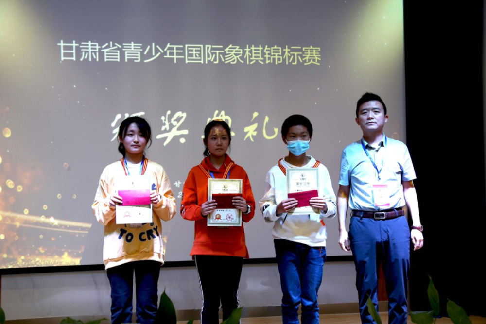 a组冠军被贾天明获得,赵舒航,王皓分获二三名;b组冠军获得者是马熠晨