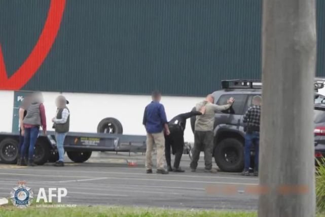 戴维斯(右二扶车站立者)被警方抓捕.