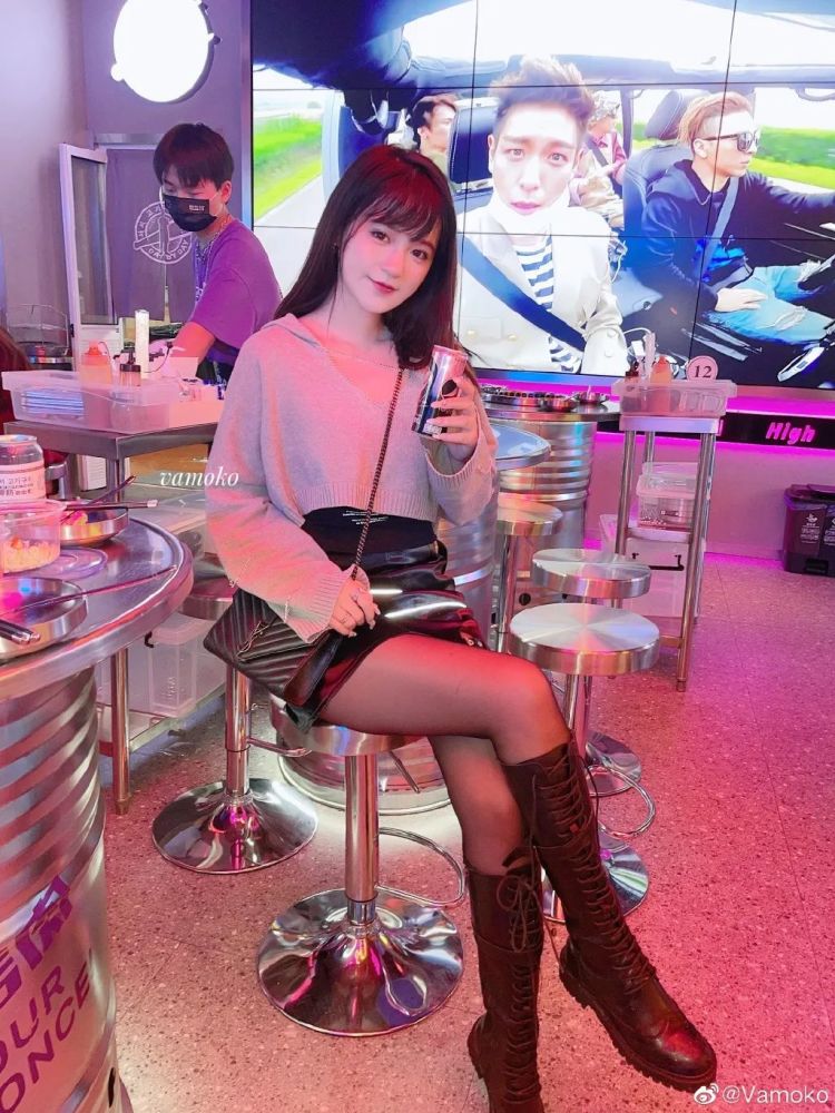 年出生于上海,毕业于南洋中学,在日常生活中喜欢游戏,动漫,cosplay