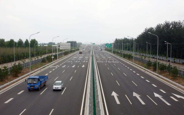 三车道高速公路和快速路,每条车道速度多少