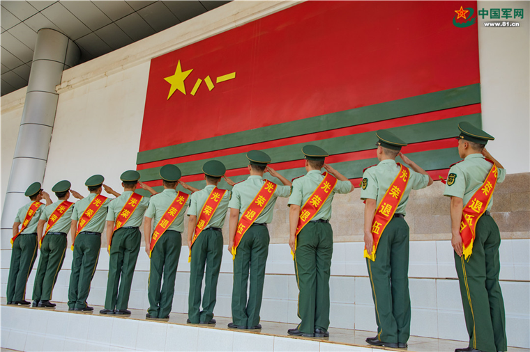 又是一年退伍季!武警退役老兵这样告别战位