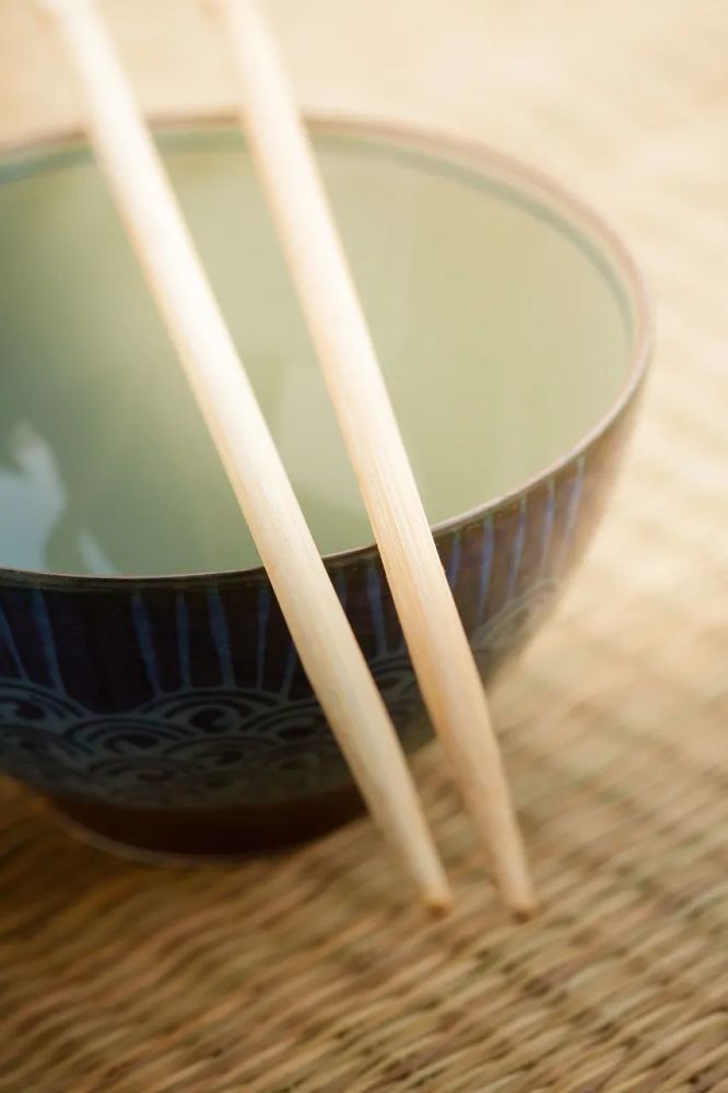 吃饭前用开水烫碗筷真能消毒吗?