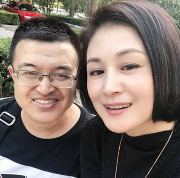 张学松终于绷不住了!深夜发声追悼于月仙,44个字满是悲伤