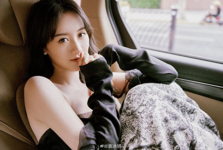 袁冰妍坐在豪车里拍写真,穿露肩黑裙颜值超高,网友:气质真好!