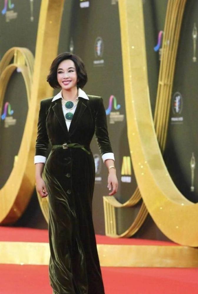 68岁刘晓庆不惧年龄高开叉裙露出白皙大长腿超大翡翠豪气十足