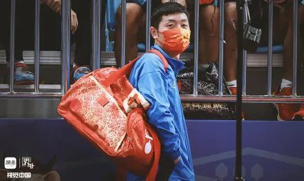 还记得许昕上热搜的"喜庆背包"吗?他又带来西安参加全运会了