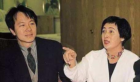 1999年,宝咏琴单方面宣布分手,前男友追讨:39条内裤11亿服务费