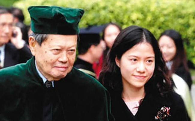 杨振宁马上100岁了与翁帆结婚17年恩爱如初让人羡慕