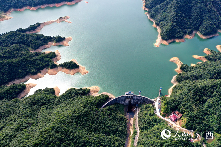 航拍高清图山青水澈水库亦是风景区