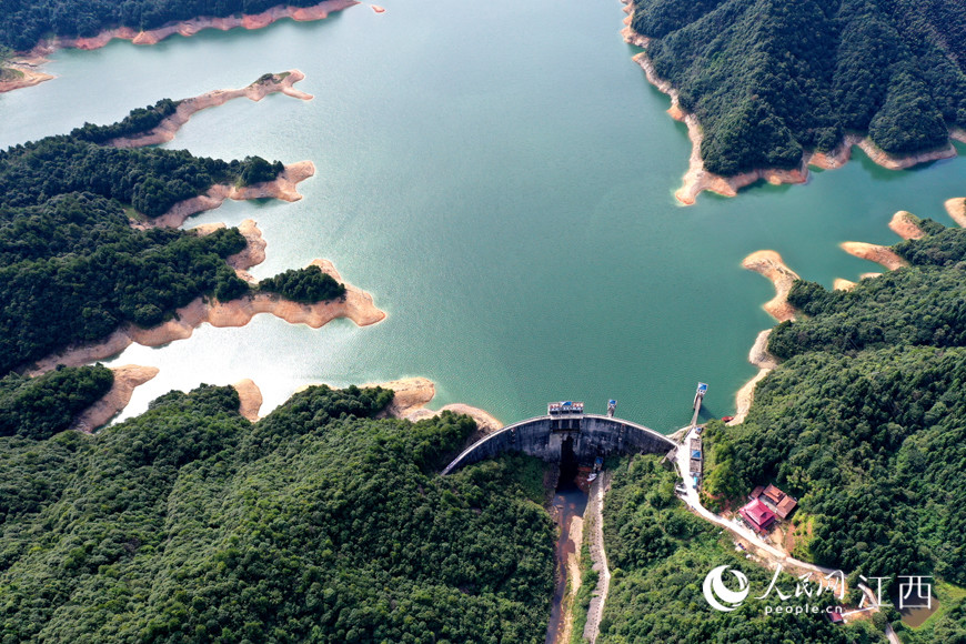 航拍镜头下江西省宜黄县观音山水库,该水库被评为省级水利风景区.