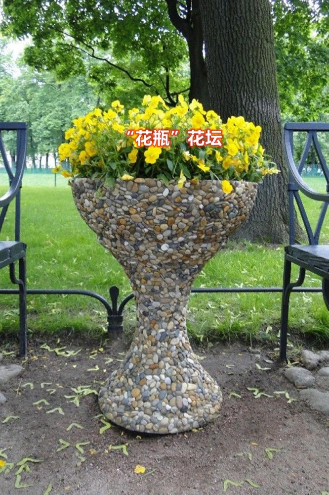 捡2袋鹅卵石回家和上水泥在院子砌花坛一层一层叠上去真漂亮