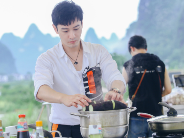 中餐厅5 明星给客人吃 没熟 的饭菜,按照法律规定要赔多少钱