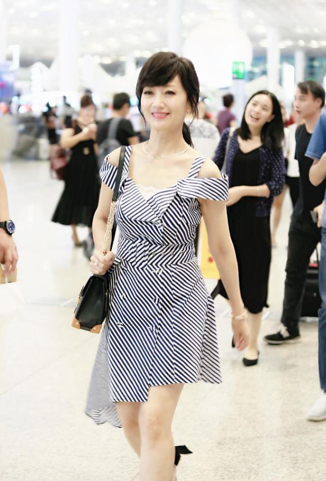 赵雅芝的"奶油肌"让人移不开眼,穿着蓝白条短裙秀曲线