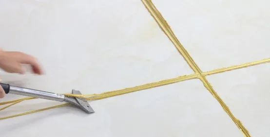 金色美缝剂效果图 7,黑色瓷砖可以选择白色系的美缝剂,干净利落.