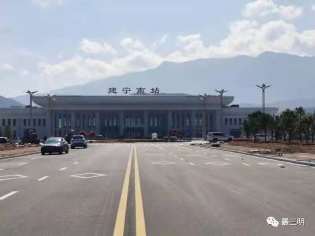 建宁南站站房综合楼整体采用荷花造型,充分体现了建宁县当地特色.