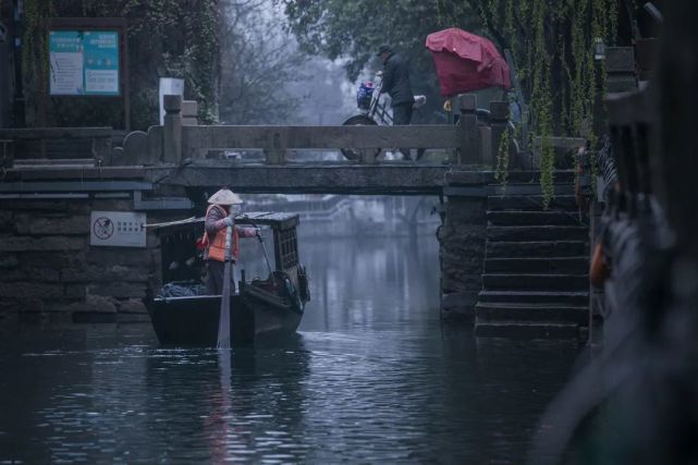 烟雨江南,婉约如诗 让我带你坠入江南的朦胧烟雨 不方便出去欣赏美景