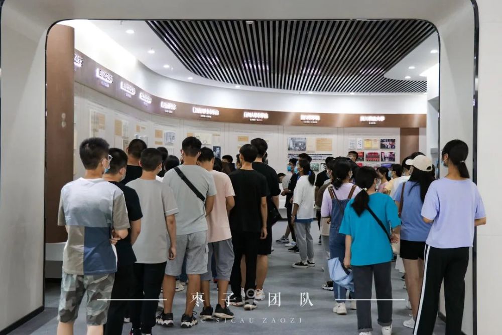 在解说员的带领下,师生们有序地参观校史展览馆,一边领悟校史,一边