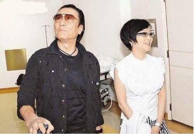 谢贤欠巨额赌债被抓走,邓光荣无能为力,老婆狄波拉向赌王求救