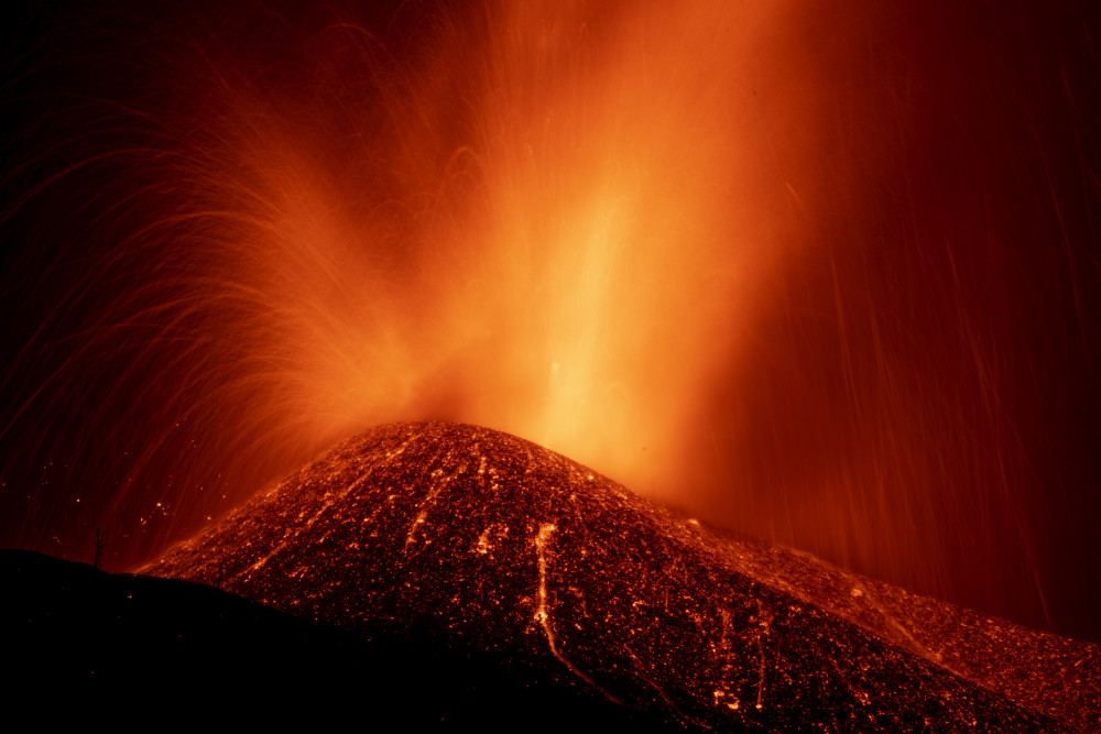 (外代一线)西班牙:火山持续喷发