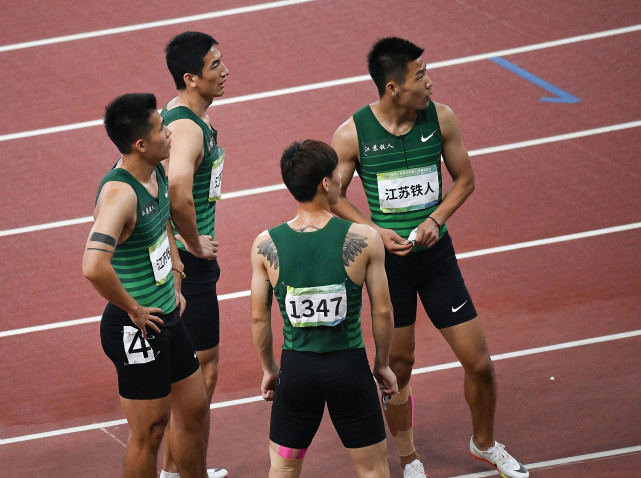 9月23日,江苏队选手杨洋,盛超,张赛,隋高飞(从左至右)在赛后等待成绩.