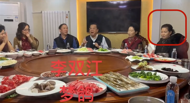 82岁李双江饭桌高歌!曾因儿子入狱拖累,与小27岁娇妻恩爱半生