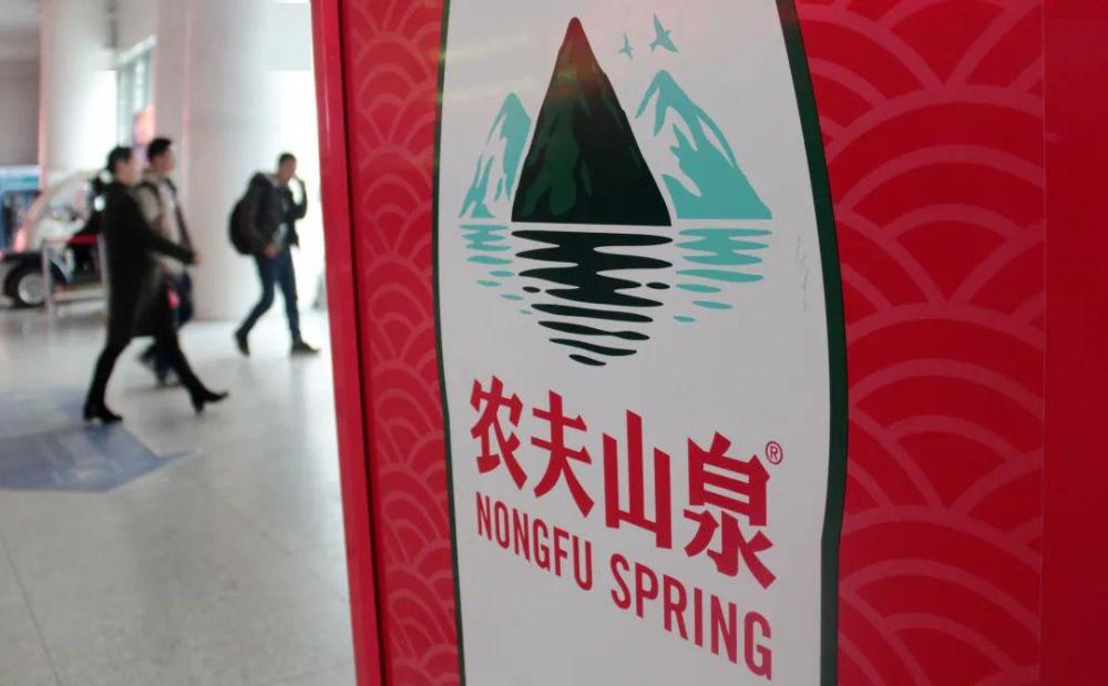 半年营收约90亿,市值却蒸发近3000亿,农夫山泉不