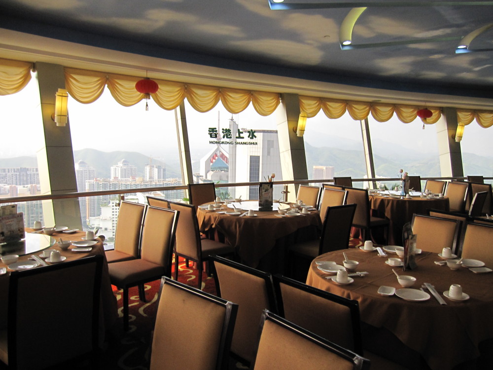 上世纪八九十年代的国贸大厦旋转餐厅内景,很多"老深圳人"难忘的