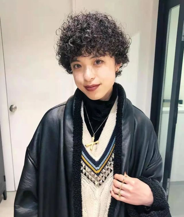 短款"小爆卷"卷土重来,时尚来的总是让人猝不及防,这样的发型你喜欢吗