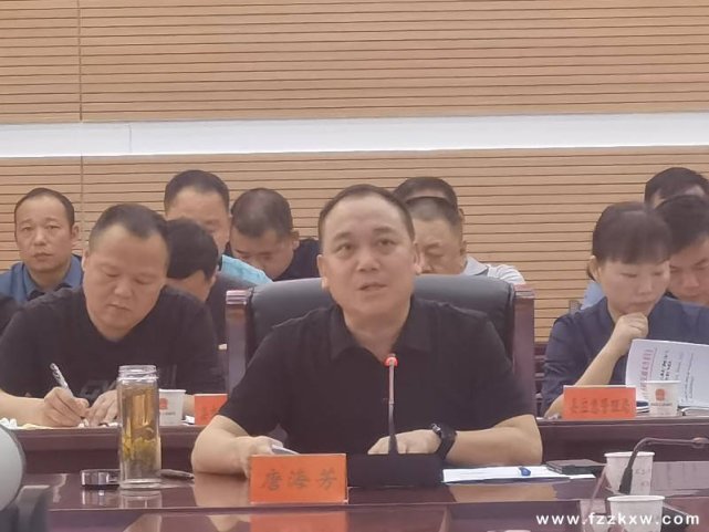 会上,王贤平宣读了《全县深入推进"戴帽工程"专项整治行动方案》以及