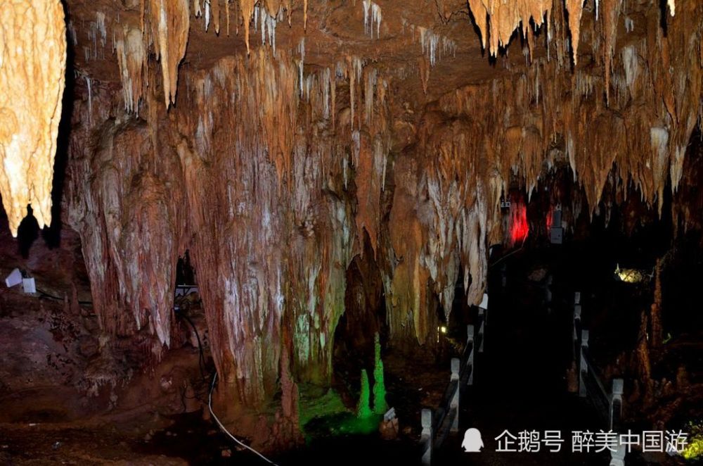 走近梅山龙宫,洞内美景不胜枚举,移步换景