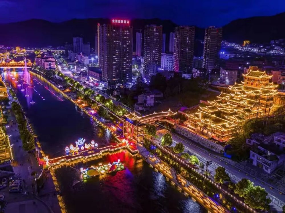 宣恩县城的夜璀璨而绚烂.