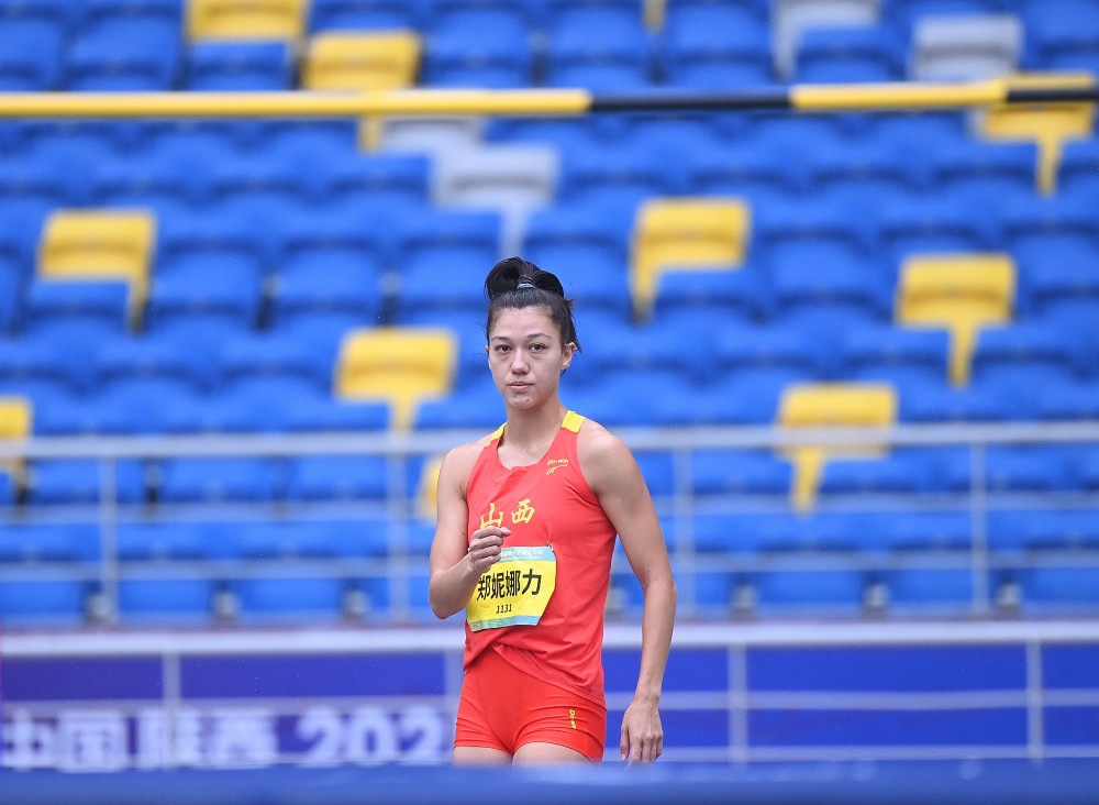 9月24日,山西队选手郑妮娜力在比赛中,她以1.70米的成绩位列第四名.