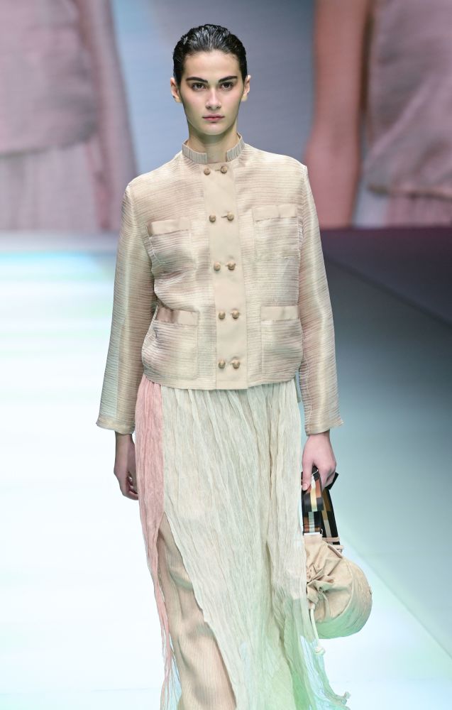 模特在意大利米兰时装周上展示安普里奥·阿玛尼品牌2022春夏新款服装
