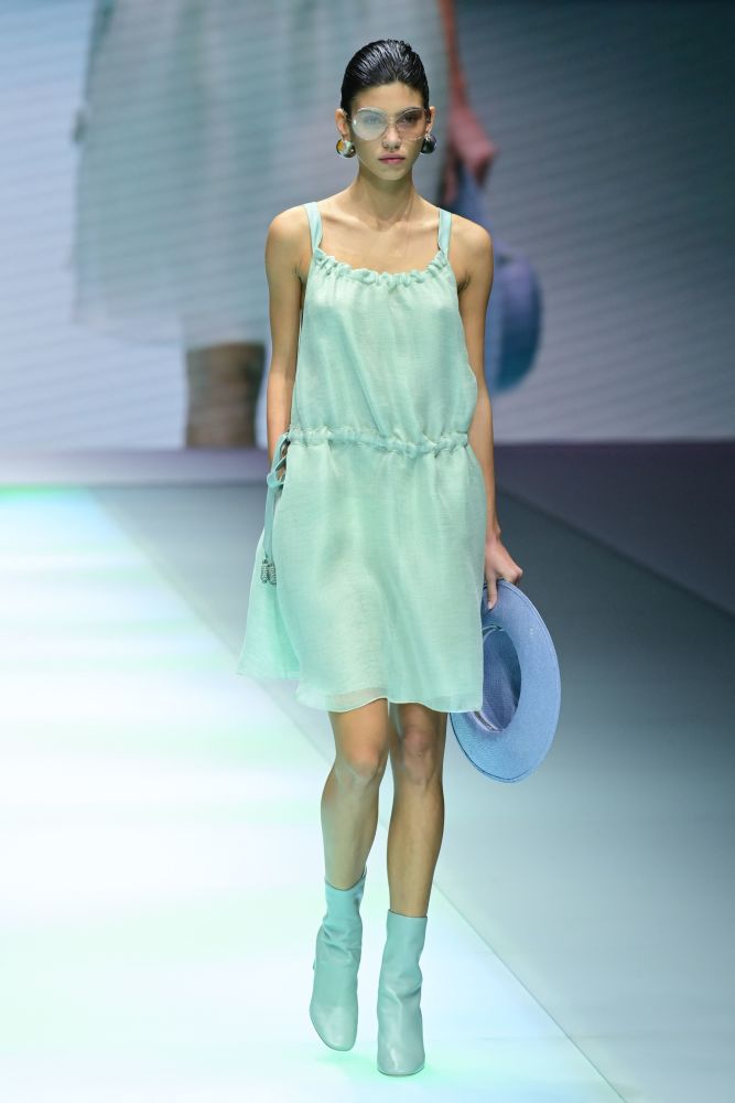 9月23日,模特在意大利米兰时装周上展示安普里奥·阿玛尼品牌2022春夏